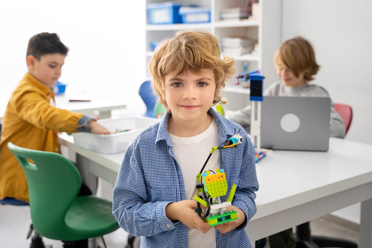 Niño realizando una actividad de robótica