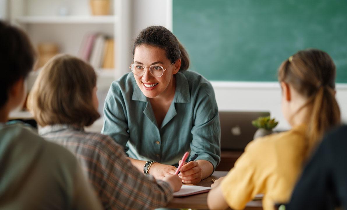 profesora hablando con sus alumnos de forma cercana