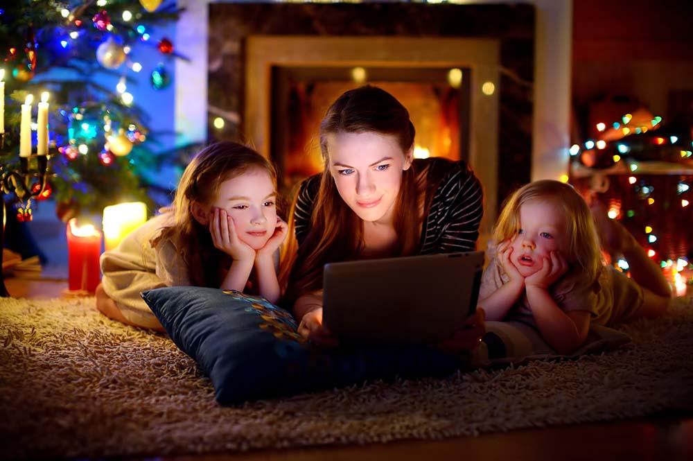 madre con sus hijos viendo una película en el ordenador