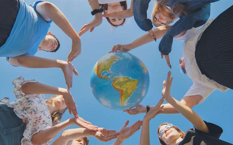 Niños con el globo terráqueo